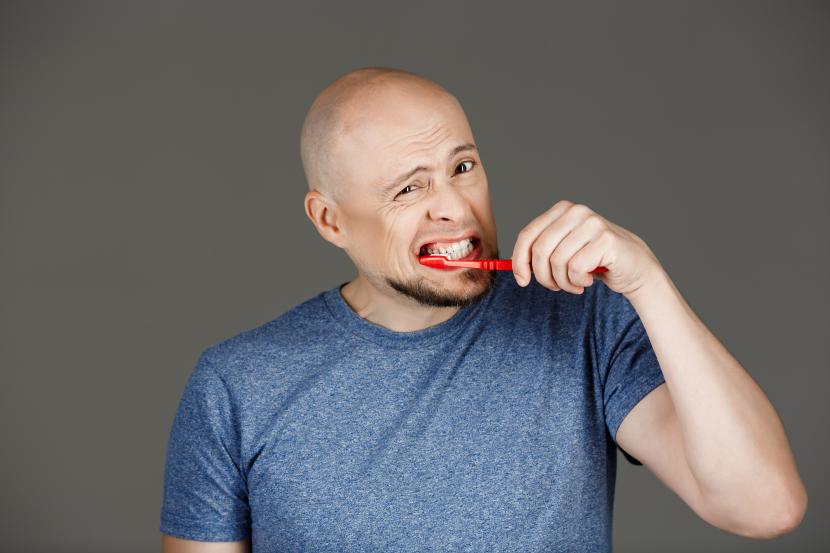 Kesalahan saat menyikat gigi. (ilustrasi)