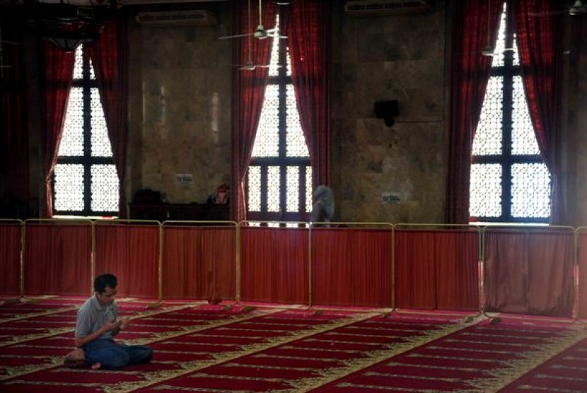 Berdoa di Masjid