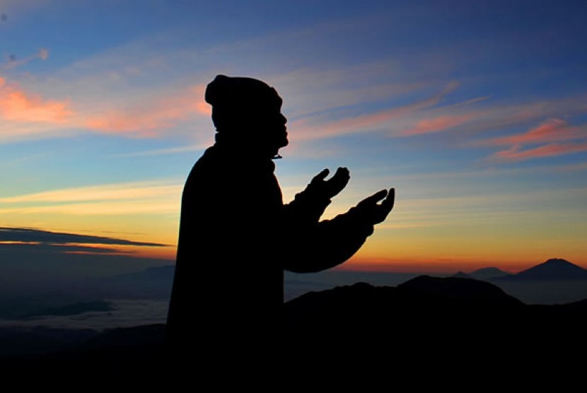 Berdoa (Ilustrasi). Doa Memohon Petunjuk Allah