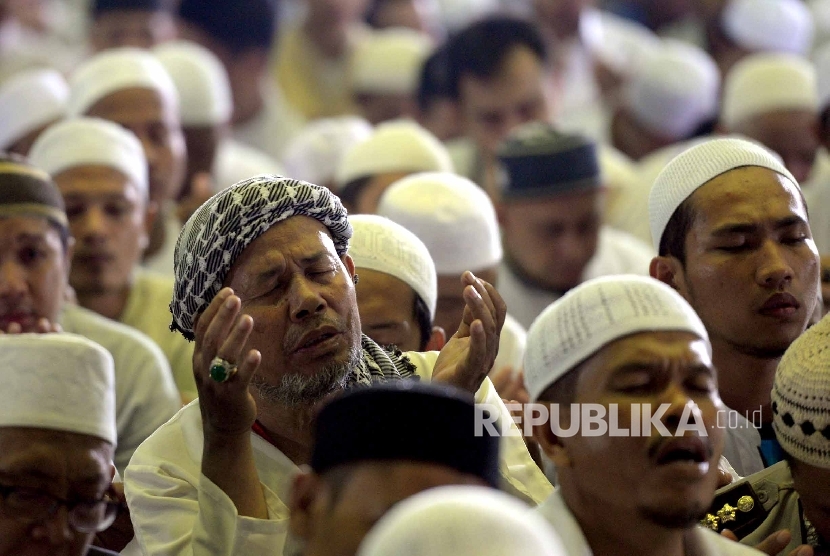 Syekh Nawawi Banten menjelaskan macam-macam iman. Berdoa/Ilustrasi