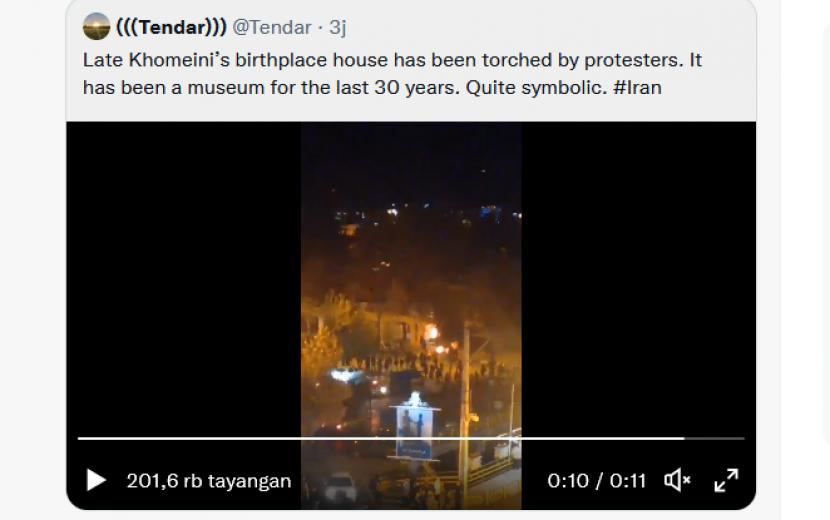 Beredar di media sosial rumah Khomeini yang sudah jadi museum terbakar.