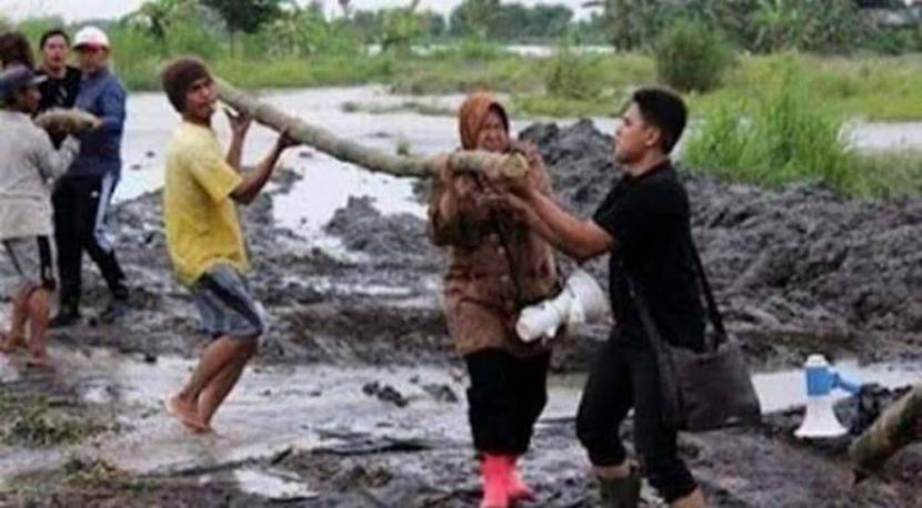 Beredar viral foto Risma mengangkat kayu saat ada bencana