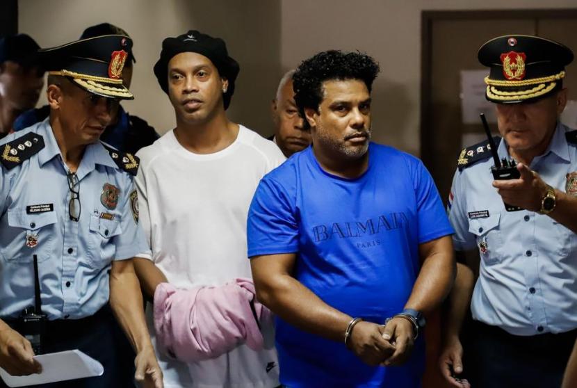  Bereder gambar Ronaldinho Gaucho berada di penjara Asuncion Uruguay. (EPA-EFE/Nathalia Aguilar)