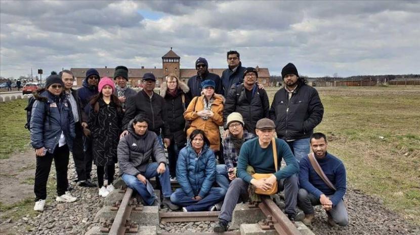Berfoto bersama di Auschwitz Polandia 