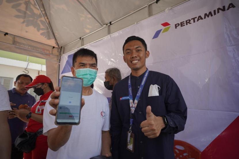Berhasil, salah seorang pendaftar subsidi tepat di klinik offline SPBU Poltek Manado menunjukkan hasil registrasinya.