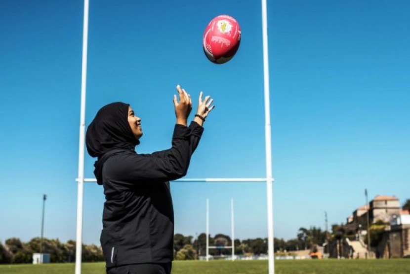Berhijab tidak menghalangi Zahraa Hendricks lincah bermain Rugby