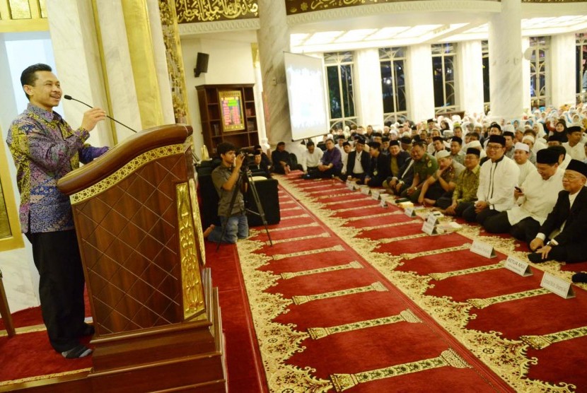 Beri Ceramah : Imam Masjid New York Muhammad Shamsi Ali berkesempatan memberikan ceramah pada penghargaan kepada dirinya dan pengusaha muslim sukses Chairul Tandjung pada acara Silaturahim dan penganugerahan 