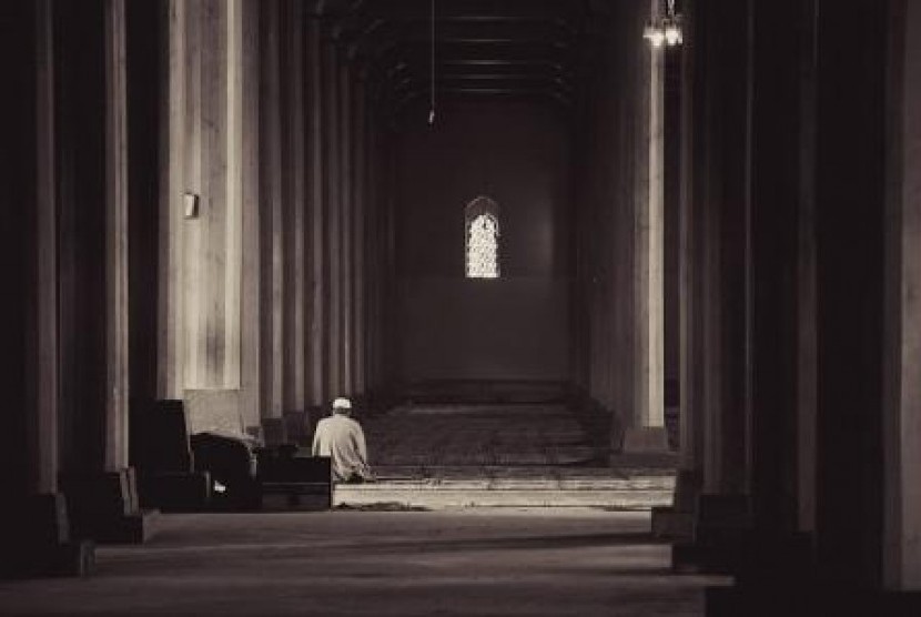 Alm Ustaz Arifin Ilham menyampaikan 5 penghalang kelezatan iman. Beribadah/ilustrasi()