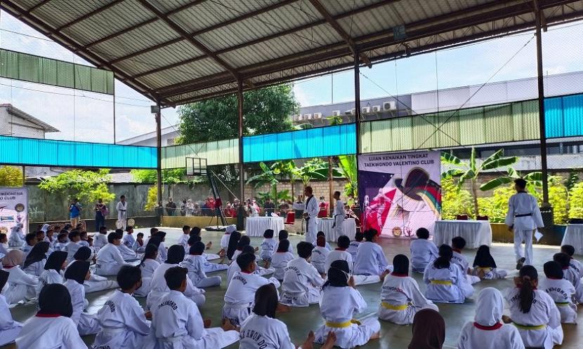 Berikut tips lulus ujian kenaikan tingkat ala UKM Taekwondo Universitas Nusa Mandiri yang bisa kamu praktikkan.