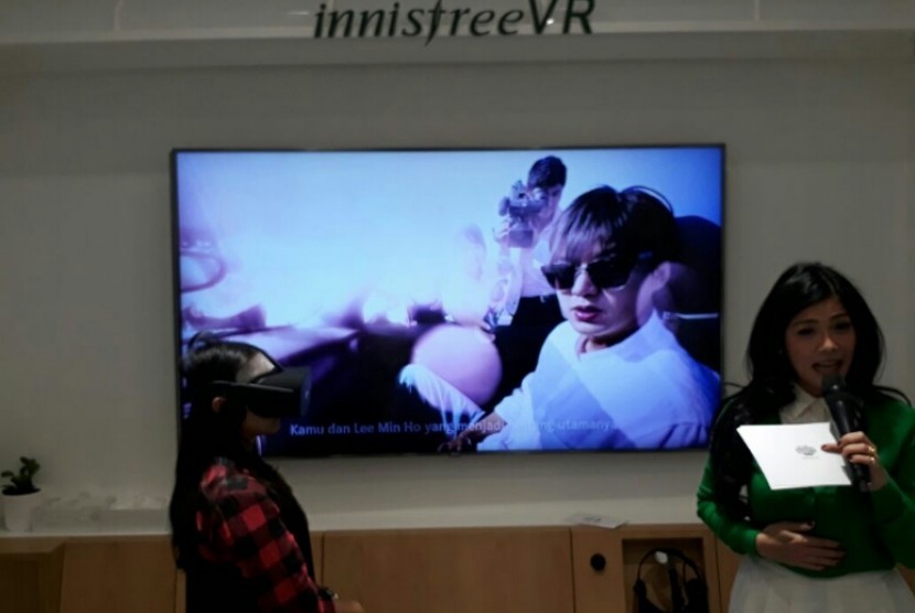 Berjalan-jalan dengan aktor Korea Lee Min Ho dapat terwujud lewat teknologi VR di gerai Innisfree di Jakarta.