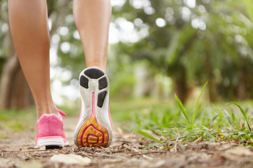 Banyak bukti menyebutkan menjaga kesehatan paru cukup dengan rutin jalan kaki.
