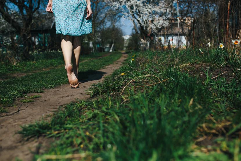 Berjalan tanpa alas kaki alias nyeker (barefoot) memiliki sejunlah manfaat dan risiko bagi kesehatan.