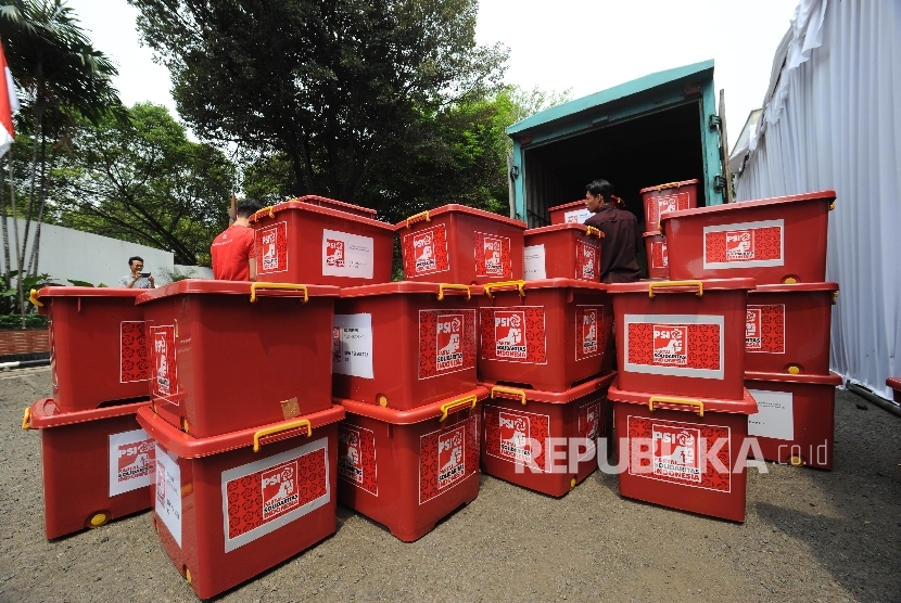 Berkas Pendaftaran Pemilu 2019 Partai Solidaritas Indonesia di KPU Pusat, Jakarta, Ahad (15/10). 