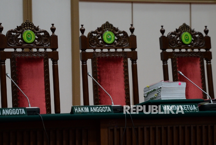 Berkas persidangan dugaan kasus penistaan agama dengan terdakwa Gubernur DKI Jakarta nonaktif Basuki Tjahaja Purnama atau Ahok disiapkan di meja hakim oleh PN Jakarta Utara di Auditorium Kementan, Ragunan, Jakarta Selatan, Selasa (4/4).