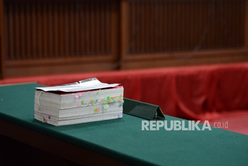 Berkas tuntutan dari terdakwa kasus dugaan penistaan agama Gubernur DKI Jakarta, Basuki Tjahaja Purnama saat sidang dengan agenda pembacaan tuntutan yang digelar oleh Pengadilan Negeri Jakarta Utara di Auditorium Kementerian Pertanian, Jakarta, Selasa (11/4).