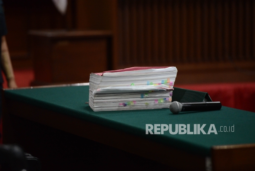  Berkas tuntutan dengan terdakwa kasus dugaan penistaan agama Basuki Tjahaja Purnama atau Ahok berbincang dalam sidang lanjutan di Pengadilan Negeri Jakarta Utara, Auditorium Kementerian Pertanian, Jakarta, Kamis (20/4).