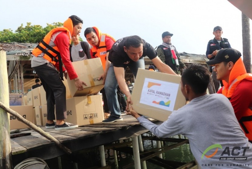 Berkolaborasi bersama CIMB Niaga dan CIMB Niaga Syariah, ACT melayarkan Kapal Ramadhan di pulau Seraya.