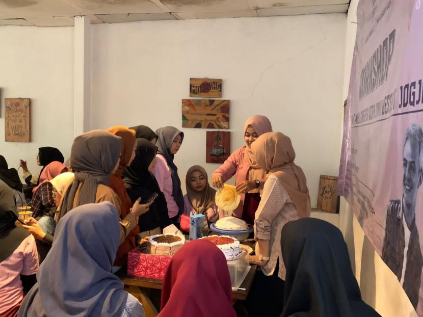 Berkolaborasi dengan Omah Dessert Jogja, Srikandi Daerah Istimewa Yogyakarta (DIY) menggelar workshop atau pelatihan cara membuat Mille Crepes bersama milenial.. 