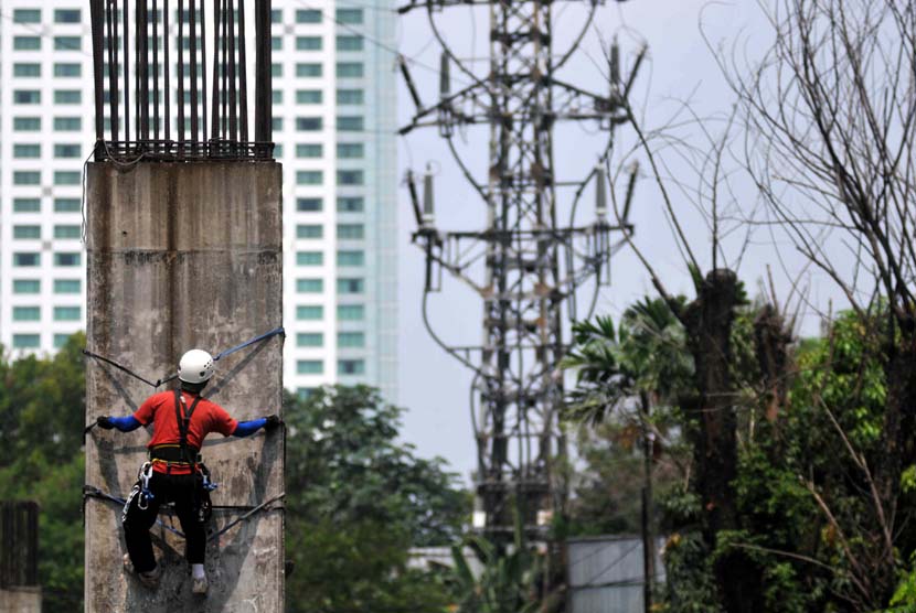 Berlatih Panjat di Tiang Monorail. Dua mahasiswa Poltekes Jakarta 2 berlatih panjat di tiang monorail kawasan Senayan, Jakarta, Rabu (7/5).