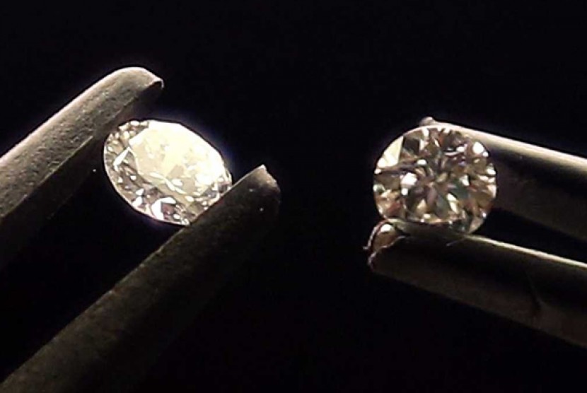 Berlian yang kanan adalah sintetis 0,41 karat. 