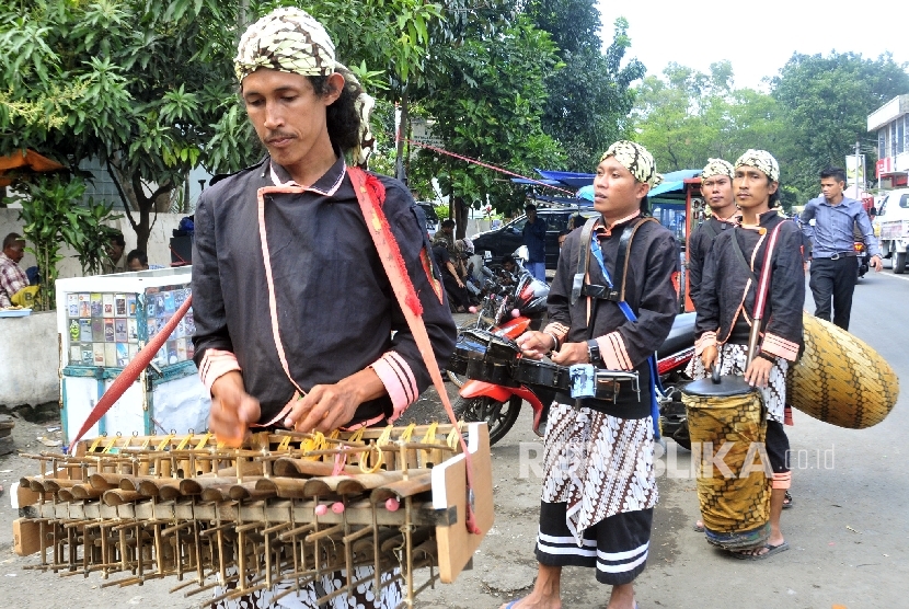 Pengamen Angklung di Yogyakarta akan Ditertibkan | Republika Online