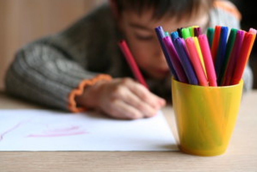 Bermain dengan warna bisa membantu mengasah daya imajinasi anak.