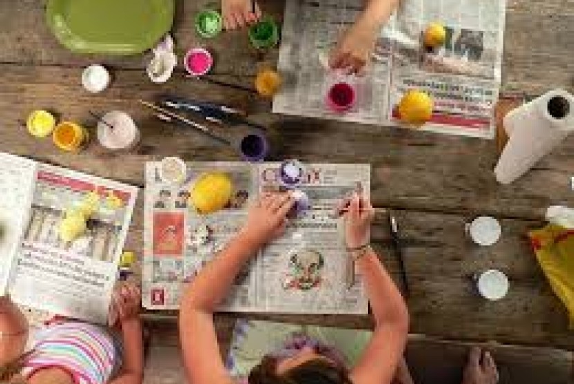 Bermodalkan kertas, pensil, atau alat warna anak-anak bisa diajak membuat beragam kreasi menarik.