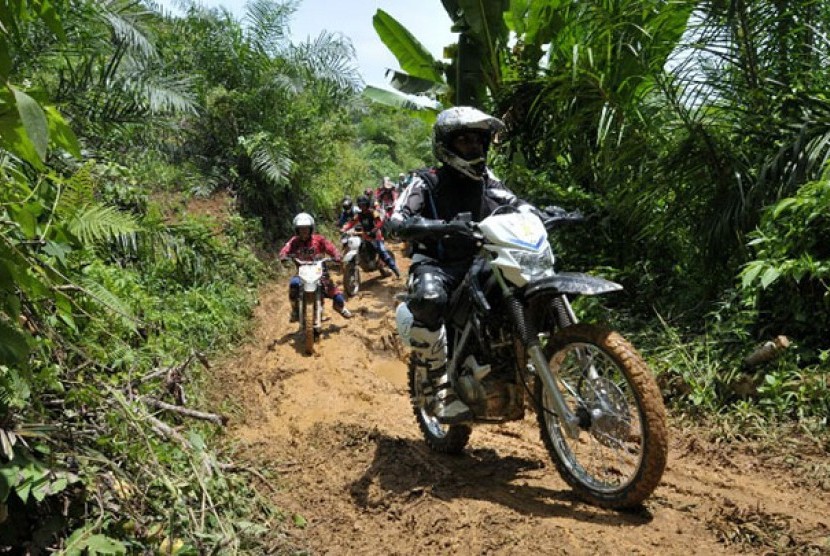 Bermotorcross Gubernur Sumbar tengok daerah terisolir