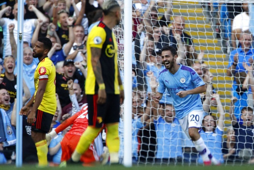 Bernardo Silva (kanan) mencetak hat-trick untuk Manchester City saat menaklukkan Watford 8-0.
