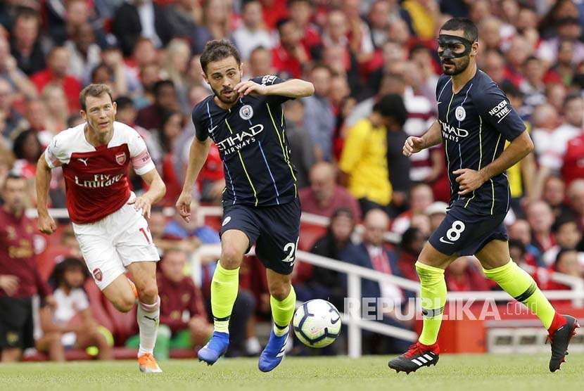 Bernardo Silva menggiring bola pada laga Liga Primer Inggris di Emirates Stadium, London, Ahad (12/8)