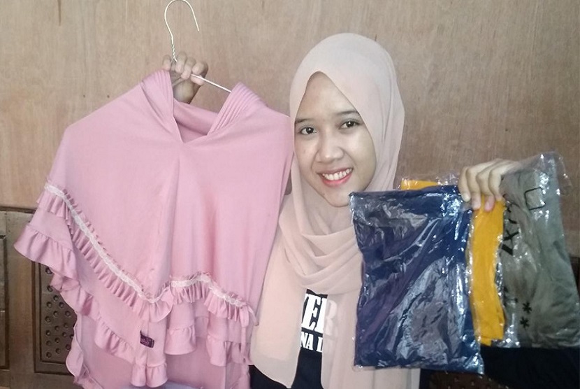 Bernika Irnadianis Iffada, mahasiswa semester 4 program studi (prodi) Sistem Informasi (SI) Universitas BSI (Bina Sarana Informatika) Kampus Tegal berhasil membangun usaha di bidang fashion dengan nama Sandang Grosir. 