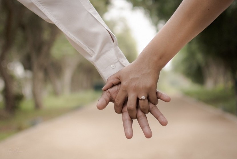  Berpegangan tangan dapat mempererat hubungan, menenangkan kecemasan, hingga mengurangi stres dan rasa sakit (Foto: pasangan berpegangan tangan)