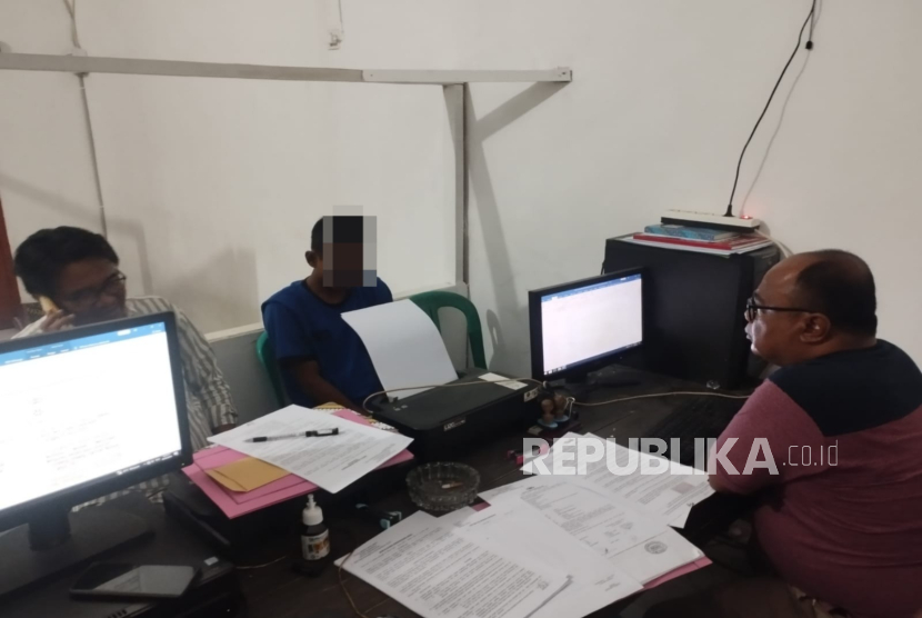 Berpura-pura minta sumbangan, seorang pria terpergok mencuri kalung emas milik anak dibawah umur. Pria berinisial AM (31) itu kini ditahan di Polsek Kandanghaur jajaran Polres Indramayu. 