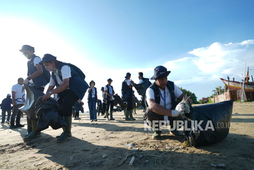 Bersama 15 relawan dari berbagai BUMN, Pertamina menggelar aksi lingkungan berupa pembersihan sampah, edukasi pengelolaan sampah, serta pembuatan bak sampah di Pantai Lampu Satu, Samkai, Merauke, Papua Selatan