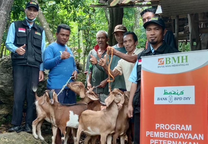  Bersama Bazis Bank BPD DIY, BMH Yogyakarta menyalurkan bantuan ternak di Gunungkidul.