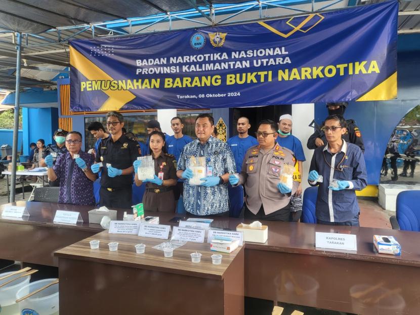 Bersama BNNP Kalimantan Utara, Bea Cukai Tarakan musnahkan barang bukti narkotika di halaman kantor BNNP Kalimantan Utara, pada Selasa (8/10/2024).