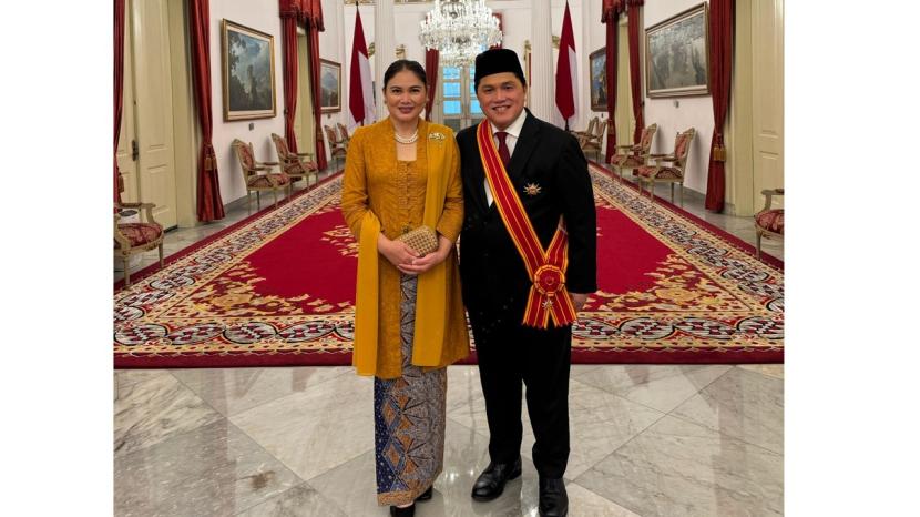 Together with wife, Erick Thohir takes a picture inside the State Palace