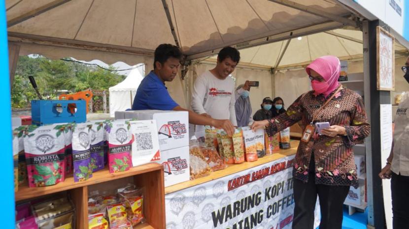 Bersama Pemprov Jawa Tengah, Blibli menggelar Bazaar UMKM Wow di Rest Area KM 360 Kabupaten Batang pada 27 April sampai dengan 8 Mei 2022. 