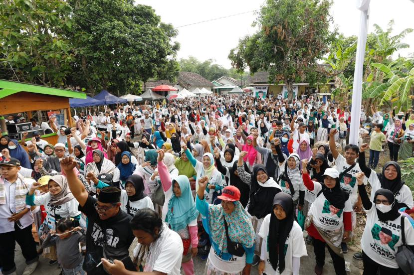 Bersama ribuan warga, sukarelawan Santrine Abah Ganjar (SAG) memperingati Hari Lahir (Harlah) yang ke-1 tahun di Sekretariat DPP SAG, Pondok Pesantren (Ponpes) Ibnu Hadi, Ngentak, Polodadi, Kecamatan Prambanan, Kabupaten Sleman, DIY.