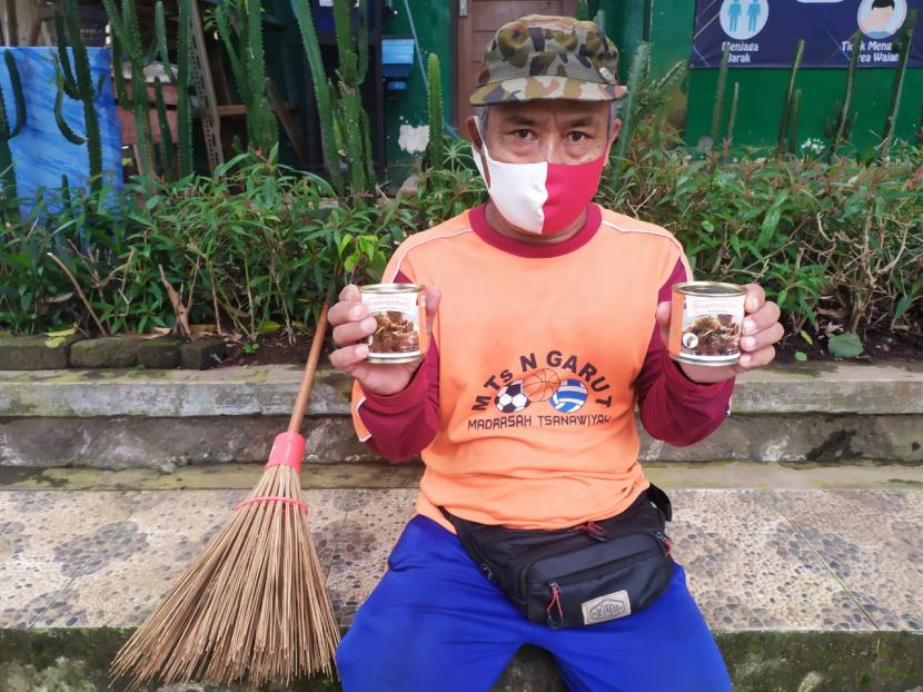 Bersamaan dengan momentum Hari Peduli Sampah Nasional yang jatuh pada tanggal 21 Februari 2021, Relawan Rumah Zakat berkesempatan untuk menyalurkan kornet Superqurban kepada para Penerima Manfaat  (PM) di Desa Berdaya Situgede, Kecamatan Karangpawitan, Kabupaten Garut, Jawa Barat.