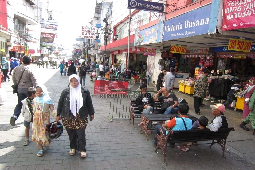 Bersantai: Para pengunjung Alun-alun Bandung bersantai di Jl Dalem Kaum, Kota Bandung, Senin (22/6).
