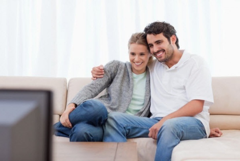 Bersantai sambil nonton televisi dengan pasangan