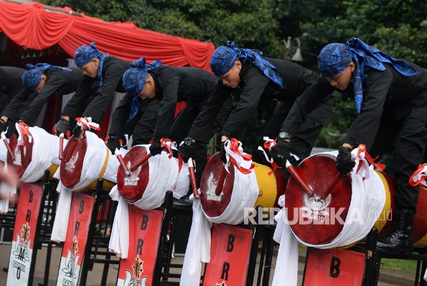 Bersatu Melawan Narkoba. Anggota Brimob Polda Banten menampilkan kesenian Rampak Bedug pada pembukaan Kampung Budaya Expo di Komplek Gelora Bung Karno, Jakarta, Sabtu (13/8).