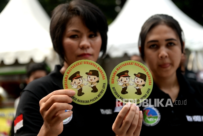 Bersatu Melawan Narkoba. Sticker ajakan melawan narkoba ditunjukkan petugas saat Kampung Budaya Expo di Komplek Gelora Bung Karno, Jakarta, Sabtu (13/8).