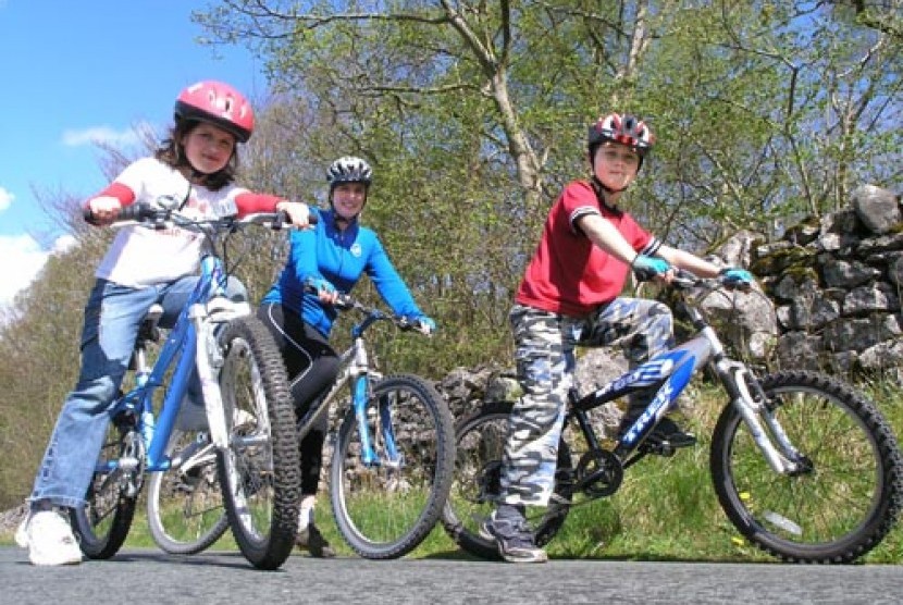 Di musim liburan sekolah, orang tua dapat mengajak anak-anak untuk bersepeda bersama. (ilustrasi).