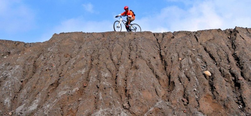 BERSEPEDA DI KALI GENDOL. Anggota Journalist MTB yang menjadi peserta Tour de Merapi Garuda Indonesia melaju di atas material lahar dingin yang menutupi Sungai Gendol, Cangkringan, Yogyakarta, Sabtu (23/4). Sungai Gendol yang tertutup material vulkanik aki