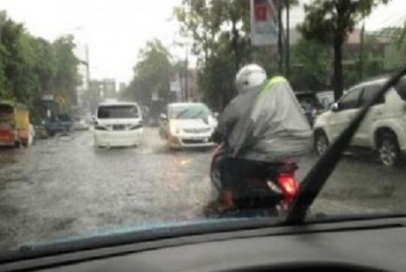Bersepeda motor saat hujan. Ilustrasi.