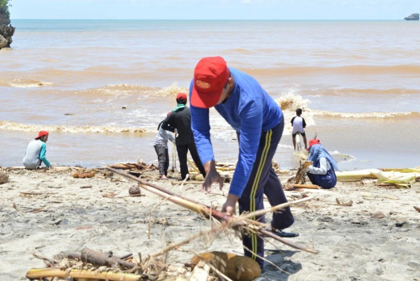 Bersih pantai menjadi salah satu kegiatan UKM FDI UMM.