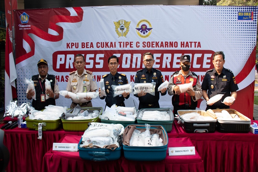 Bersinergi, Bea Cukai Soekarno-Hatta dan Balai Besar Karantina Ikan Pengendalian Mutu dan Keamanan Hasil Perikanan (BBKIPM) Jakarta I gagalkan upaya ekspor benih bening lobster (BBL) senilai Rp 26,5 miliar tujuan Singapura. Atas penindakan tersebut, petugas mengamankan barang bukti berupa 174.000 ekor BBL yang dikemas dalam empat koper bawaan penumpang.