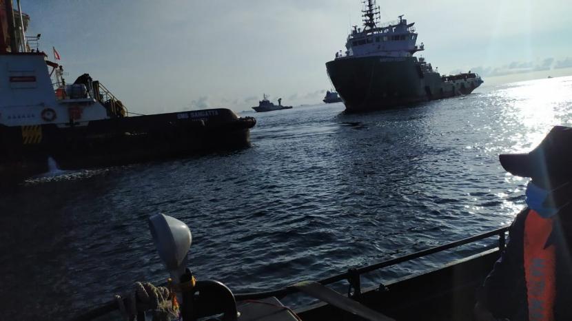 Kapal patroli KPLP Kemenhub bersinergi dengan Angkatan Laut dan Bea Cukai ikut mengawal kapal korban perampokan sampai posisi berlabuh jangkar yang aman.
